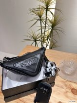 入手困難 プラダ 激安通販 PRADA 三角バッグ