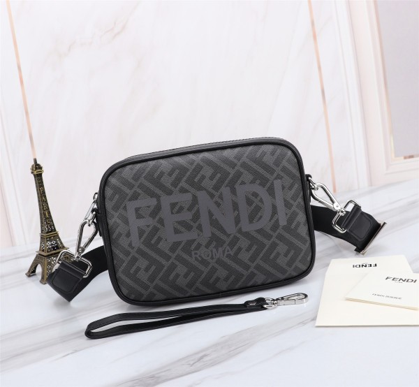 入手困難 フェンディ n級品 PVCグレーシルクプリントカメラバッグ
