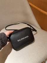 日本未入荷 バレンシアガ 偽物通販 Balenciaga クラシックカメラバッグ