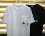 入手困難 モンクレール 激安通販 24SS春夏新作バッジポケットTシャツMファミリークラシックメタルバッジ2色