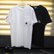 入手困難 モンクレール 激安通販 24SS春夏新作バッジポケットTシャツMファミリークラシックメタルバッジ2色