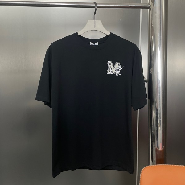 【話題商品！】モンクレール コピー 24SS新作ダックMレターフロッキード刺繍半袖Tシャツ