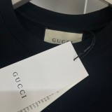 超話題! グッチ 偽物通販 24 ss夏新作胸もとバックル式ダブルGアルファプリントロゴ柄半袖ゆったりTシャツ