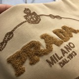 追跡付 プラダ 激安通販 2024春夏新作立体タオル刺繍ロゴラウンドネックTシャツ