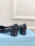 使い勝手良し プラダ コピー ランニングモデル春先の新ラウンドヘッド太ヒールリボンシングルシューズ
