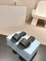 入手困難 プラダ コピー 2024新トリコロール三角ヒール角ミューラースリッパ