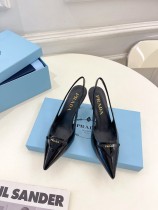 ★超人気 プラダ 偽物通販 ランニングモデルの尖ったサンダルシリーズ