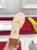 大人気 ヴァレンティノ n級品 24 SS春夏新作大Vボタン透かしスリッパ