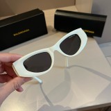 追跡付 バレンシアガ 激安偽物のキャッツアイの狭フレームサングラス