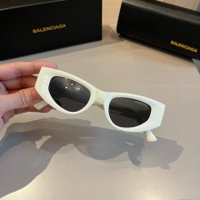 追跡付 バレンシアガ 激安偽物のキャッツアイの狭フレームサングラス