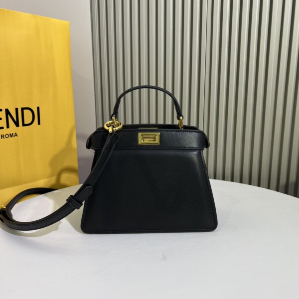 日本未入荷 フェンディ 激安偽物 Fendiの最新子猫バッグ