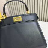 日本未入荷 フェンディ 激安偽物 Fendiの最新子猫バッグ