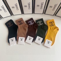 超奇跡の入荷☆ シャネル コピーおすすめ ミドル丈スタッズソックス