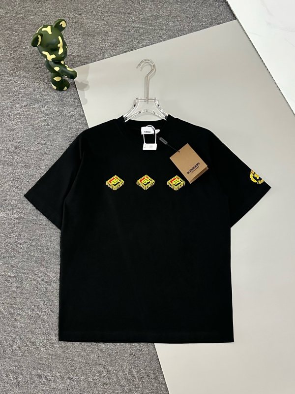 【話題商品！】バーバリー コピー の最新トップバージョンの胸元戦馬刺繍工芸半袖Tシャツ