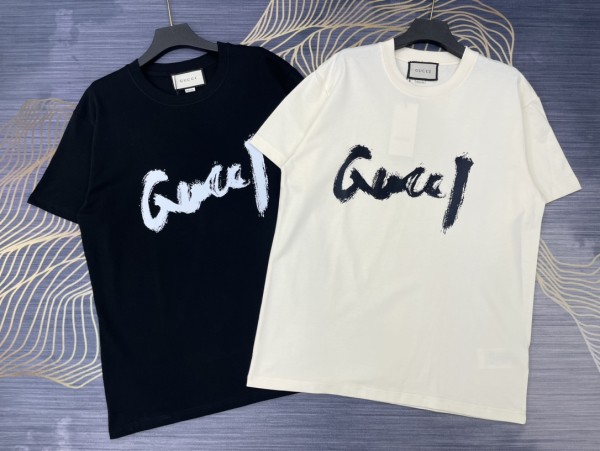 ★超人気 グッチ コピーおすすめ 2024春夏新作イニシャルプリントラウンドネック半袖Tシャツ2色