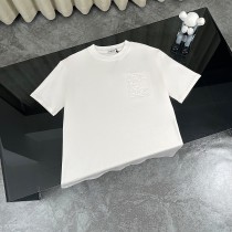 入手困難 ロエベ スーパーコピー 24 ss最新立体クラシックエンボスロゴ半袖Tシャツ