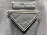 大人気 プラダ スーパーコピー 2024 SS春夏新作三角唘擦破布刺繍ロゴ丸首半袖Tシャツ