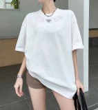 日本未入荷 プラダ スーパーコピー 2024 SS春夏新作メタリック3点角ラベル刺繍ロゴラウンドネック半袖Tシャツ