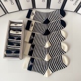 使い勝手良し シャネル 激安偽物 の新作ミディアム刺繍スタッズソックス