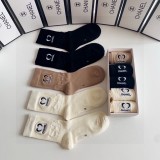 累積売上総額第１位！ シャネル コピーおすすめ の新作定番刺繍のミディアムスタッズソックス