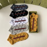 稀少 グッチ 偽物通販 の新作中短タイプスタッズソックス