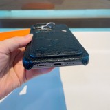 ★超人気 ルイヴィトン コピー Lv新型携帯ケース半包突孔カメラケース