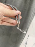 日本未入荷 ディオール 偽物通販 の前後にシルバーのアルファベットのシンプルな刺繍🪡LOGOロゴ長ズボン