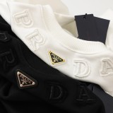 日本未入荷 プラダ スーパーコピー 三角鉄製刺繍ラウンドネックスポーツ百合男女同型ペアルック衛衣