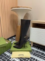 高品質 グッチ n級品 秋冬のスパイク細ヒールチェーンブーツ