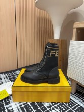 入手困難 フェンディ スーパーコピー バージョンのマーチンブーツ秋冬シリーズ