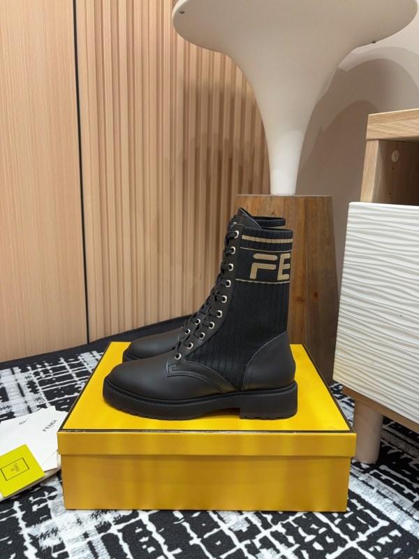 入手困難 フェンディ スーパーコピー バージョンのマーチンブーツ秋冬シリーズ