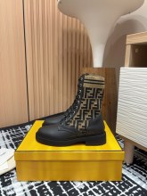 超話題! フェンディ n級品 バージョンのマーチンブーツ秋冬シリーズ