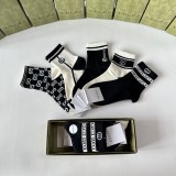 入手困難 グッチ  n級品 ミディアムスタッズソックス