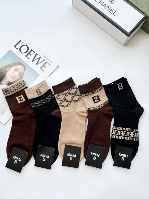 入手困難 フェンディ 偽物通販 定番アルファベットロゴコットンミッドソックス