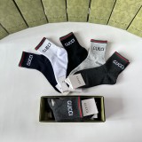 使い勝手良し グッチ コピー ミディアムスタッズソックス
