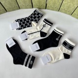 入手困難 グッチ  n級品 ミディアムスタッズソックス