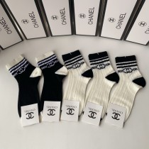 超奇跡の入荷☆ シャネル コピー の定番ミドル丈スタッズソックス