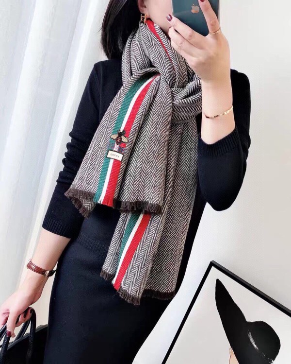 日本未入荷 グッチ 激安偽物 ミツバチの人字柄カラーウールマフラー