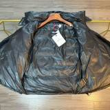 超話題! モンクレール n級品 MONCLERss 24冬の新作バットマンロゴダウンジャケット