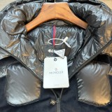 超話題! モンクレール n級品 MONCLERss 24冬の新作バットマンロゴダウンジャケット