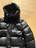 【話題商品！】プラダ スーパーコピー 金属三角標広つば付き連帽ダウンジャケット