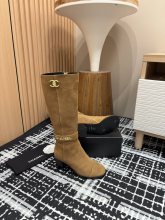 日本未入荷 シャネル 激安通販 秋冬のメタリックバックルの太ヒールブーツ