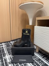 超奇跡の入荷☆ シャネル 激安偽物 秋冬のChanel*スパイスメタルバックルの太ヒールショートブーツ