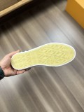 日本未入荷 ルイヴィトン 激安偽物 転紋牛革圧孔ブランドトーテムカジュアルシューズ