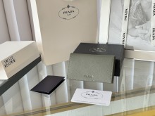 一目惚れ♪ プラダ  n級品 短財布