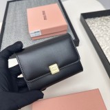 ★超人気 ミュウミュウ 激安偽物  短財布