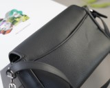 入手困難 プラダ コピーおすすめ  ショルダーバッグを斜め掛けにする
