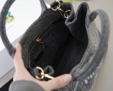大人気 プラダ  スーパーコピー  ショルダーバッグを斜め掛けにする