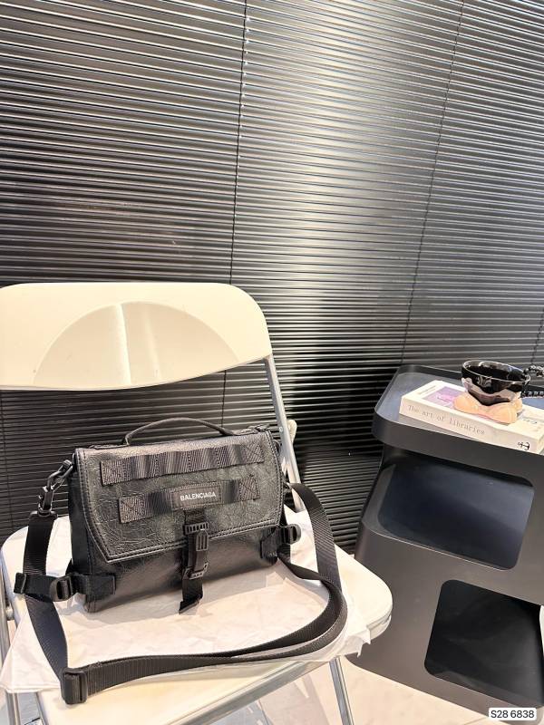 日本未入荷 バレンシアガ  n級品 の郵便配達人のカバン