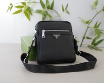 大人気 プラダ  n級品 メンズショルダーバッグを斜め掛